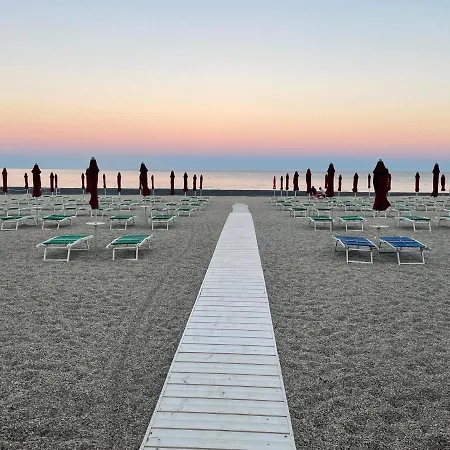 Отель Eden Park