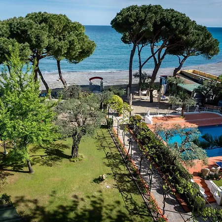 Отель Eden Park Диано-Марина